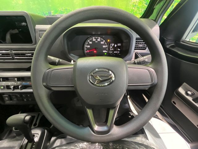 �C���e���A�ɍ��킹���f�U�C���̃X�e�A�����O�́A�^�]�������̂��Ƃ��l���A�^�]���₷���`��A�傫���ł��B�����x�A���ۂɐG���Ă��m���߂��������B