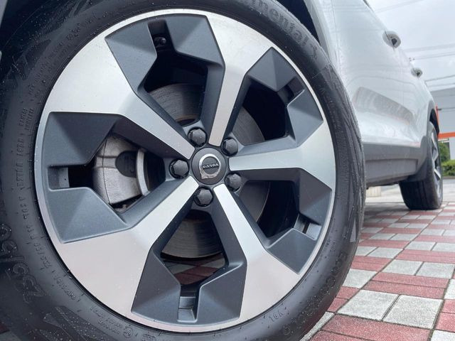 ●純正19インチアルミホイール:輸入車ならではの卓越した走りを支えるホイールと足回りです!日本車の走りに慣れている方にもぜひ体感して頂きたいほど、高いレベルでまとまっています!
