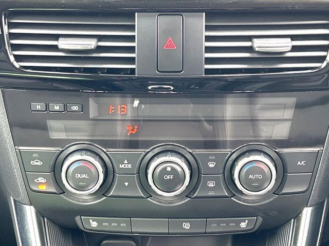 【左右独立型フルオートエアコン】運転席と助手席でそれぞれお好みの温度に設定可能。同乗者にも配慮した、快適な空調をお届け致します。