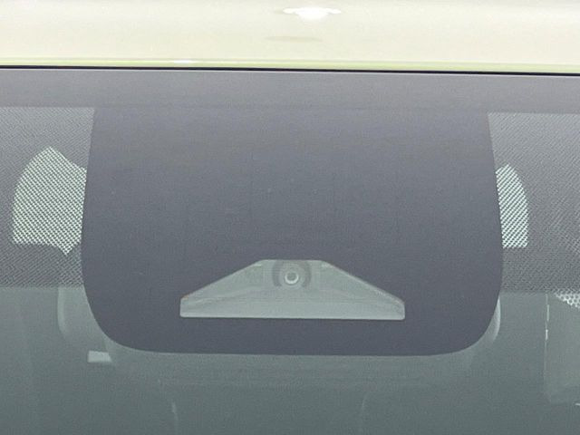 【プリクラッシュセーフティ】前方の車両等を検知し、衝突しそうな時は警報で注意を促し、ブレーキを踏む力をサポート。ブレーキを踏めなかった場合は衝突被害軽減ブレーキが作動、衝突回避をサポートします。