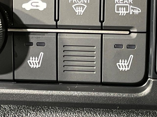 【シートヒーター】寒い日に重宝するシートヒーター!エアコンより早く温まってくれるので寒がりの人も安心ですね♪エアコンの温風は乾燥するから苦手、という方にもをおすすめです。