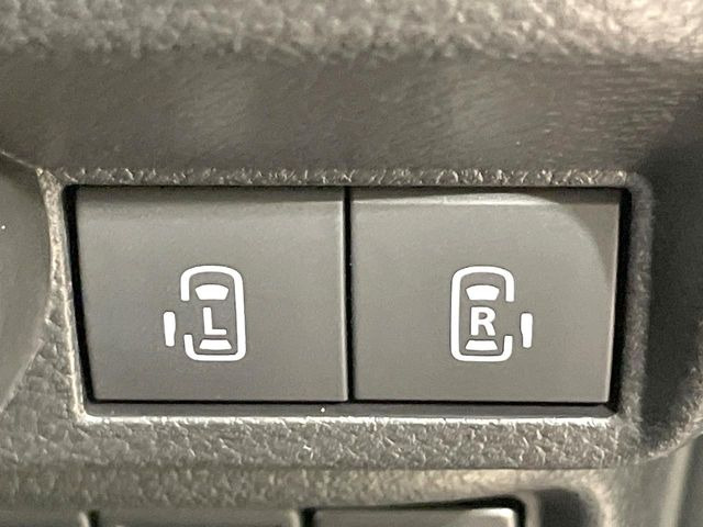 【両側パワースライドドア】スマートキーや運転席のスイッチで後席両側スライドドアの開閉が可能♪電動だから力を入れてドアを開ける必要が無く、小さなお子様でも簡単に開け閉めでき快適です♪