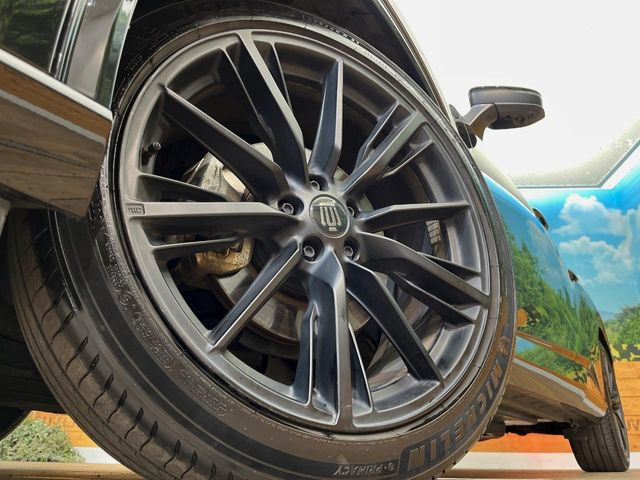�y����21�C���`�A���~�z�C�[���z�O�ςɃ}�b�`���������A���~�z�C�[���𑕒����Ă���܂��B�e��ЊO�A���~�z�C�[����A�X�^�b�h���X�^�C�����戵�����Ă���܂��B���񂲑��k����������