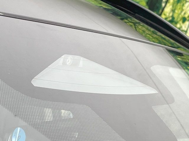 【トヨタセーフティセンス】走行中に前方の車両等を認識し、衝突しそうな時は警報とブレーキで衝突回避と被害軽減をアシスト。より安全にドライブをお楽しみいただけます。