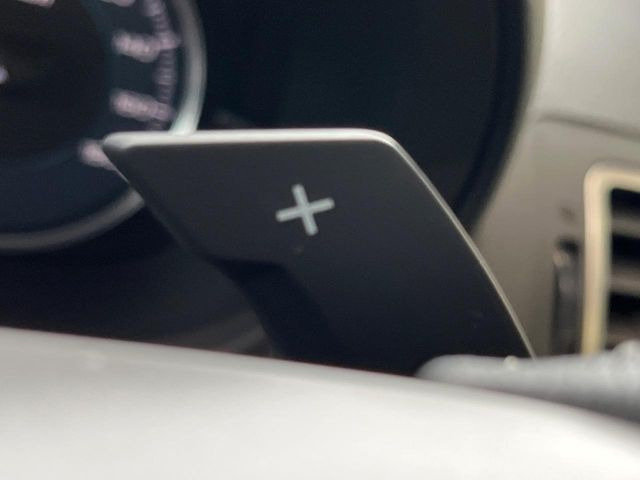 【パドルシフト】ハンドルから手を離さずに素早くシフトアップ&ダウンができるので、エンジンブレーキを使う下り坂や高速道路の合流で加速したい場面で役立ちます。