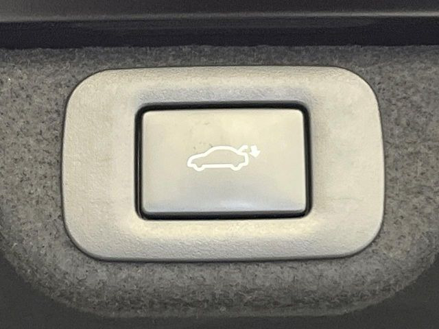 【パワーバックドア】スマートキーや運転席のボタンを押すだけでリアゲートが自動で開閉します!荷物を持っている時や、高い位置にあるバックドアを閉める際に便利な機能です♪
