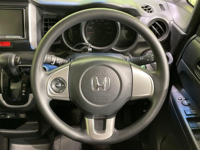 インテリアに合わせたデザインのステアリングは、運転される方のことも考え、運転しやすい形状、大きさです。是非一度、実際に触ってお確かめください。