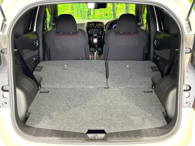 普段のお買い物や通勤、送迎等に十分な荷室スペースを確保しております。セカンドシートを倒すと、大きな荷物の積載も可能です♪