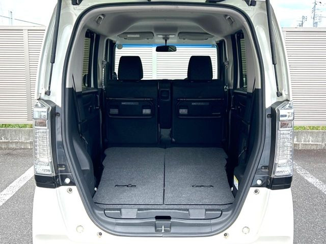 普段のお買い物や通勤、送迎等に十分な荷室スペースを確保しております。セカンドシートを倒すと、大きな荷物の積載も可能です♪