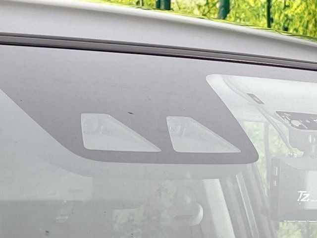 【スマートアシスト】走行中に前方の車両等を認識し、衝突しそうな時は警報とブレーキで衝突回避と被害軽減をアシスト。より安全にドライブをお楽しみいただけます。