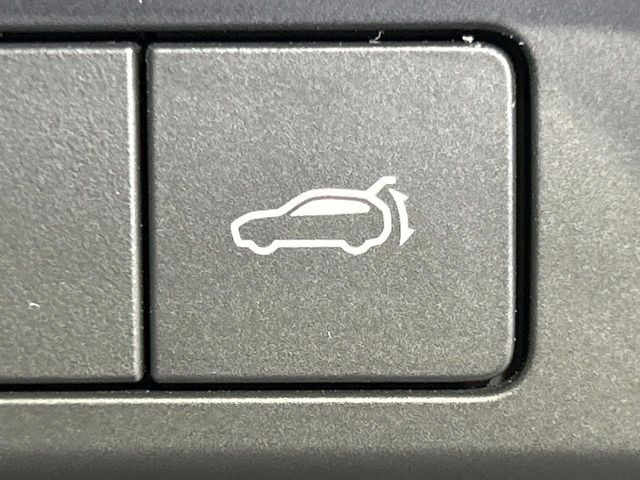 【パワーバックドア】スマートキーや運転席のボタンを押すだけでリアゲートが自動で開閉します!荷物を持っている時や、高い位置にあるバックドアを閉める際に便利な機能です♪