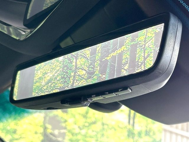 【デジタルインナーミラー】後席の大きな荷物や同乗者で後方が確認しづらい時でも安心!カメラが撮影した車両後方の映像をルームミラー内に表示。クリアな視界で状況の確認が可能です!