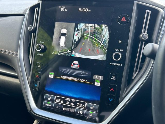 【マルチテレインモニター】車のフロントやサイドのカメラ画像を同時にモニター表示することで、悪路や狭い道を走行時でも周囲の状況確認ができ安心!本格SUVにうれしい装備です♪
