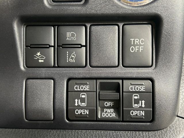 【両側スライドドア】駐車場で隣の車との間隔が狭く乗りにくい時、スライドドアなら安心!ドアオープン時も幅を取らず、開口部が広いので乗り降りがとっても簡単です。大きな荷物の出し入れも後席から可能♪【両側ス