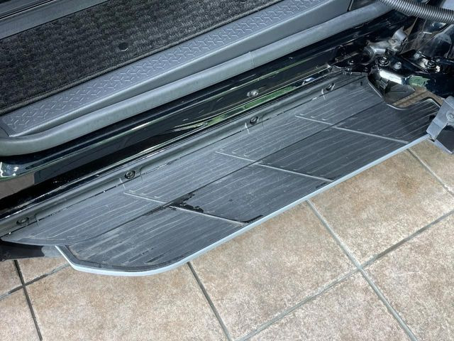 メーカーオプションの【ユニバーサルステップ】を装備。スライドドアと連動したステップにより、小さなお子様の乗り降りがし易くなります♪