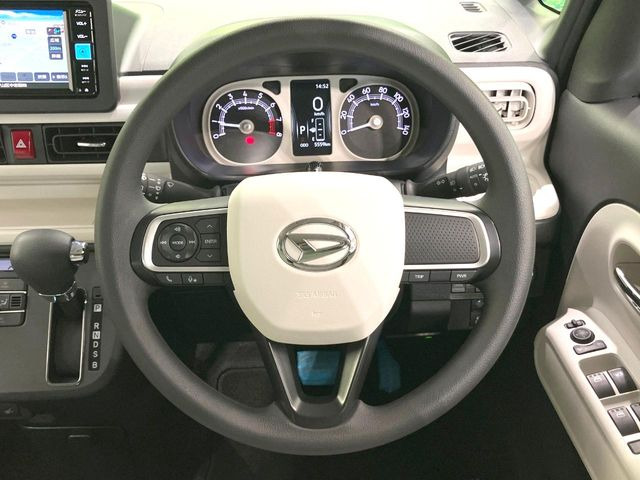 インテリアに合わせたデザインのステアリングは、運転される方のことも考え、運転しやすい形状、大きさです。是非一度、実際に触ってお確かめください。