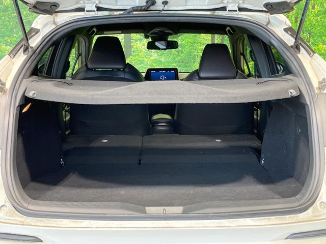 積み下ろしのしやすいデッキにはたっぷりと荷物を積み込んでいただけます。遊びから仕事まで、様々なシーンで頼れます♪