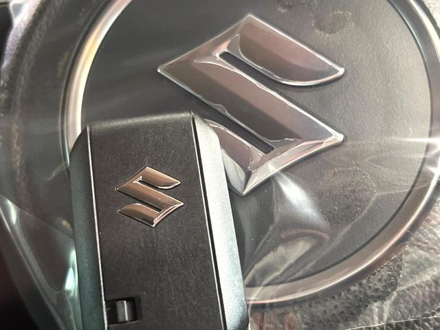 【キーレススタートシステム】カバンやポケットに入れたままでもドアの施錠・解錠が可能なスマートキーを装備。エンジンのオン・オフ時もカギを取り出す必要が無いからとっても便利です♪
