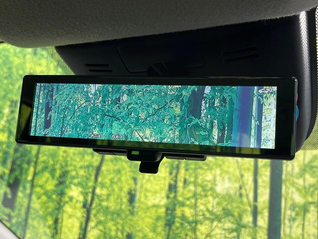 【インテリジェントルームミラー】後席の大きな荷物や同乗者で後方が確認しづらい時でも安心!カメラが撮影した車両後方の映像をルームミラー内に表示。クリアな視界で状況の確認が可能です!