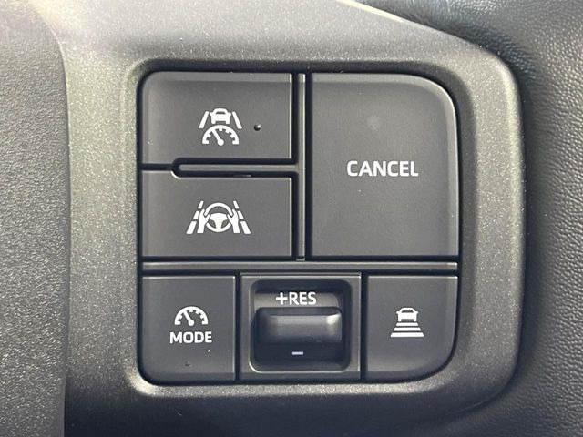 【レーダークルーズコントロール】高速道路での長距離走行が楽に!!自動で速度を保つクルーズコントロールが、衝突軽減システムと連携し、前方の車両を感知して車間を保つように速度調節してくれます!!