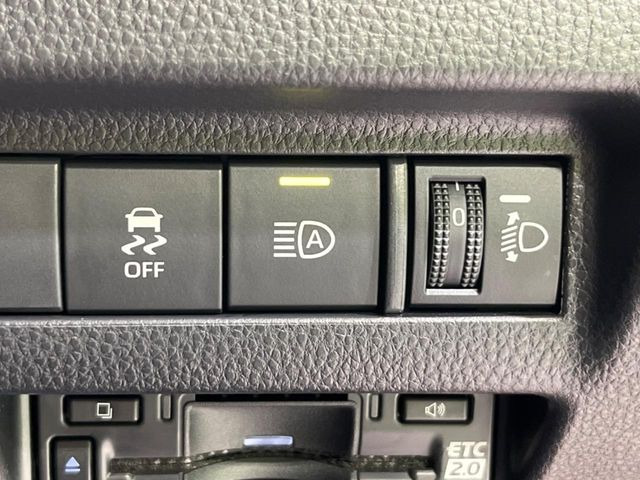 【アダプティブハイビーム】遠くまで明るく照らすハイビームを先行車や対向車に照射しない様、自動で調整!毎回手動で切り替える必要がなく、夜間走行時のストレスも軽減。安全性向上にも寄与します。
