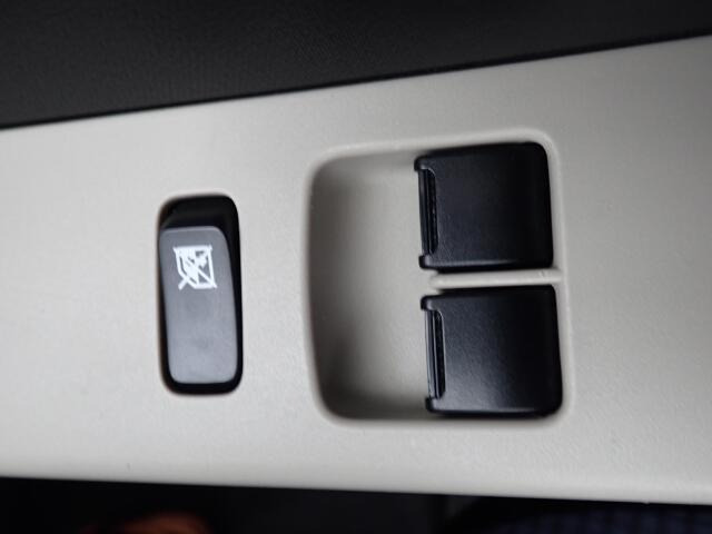 前席の窓の開閉は電動になりますので、便利ですよね。
