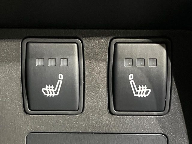 【前席+後席シートヒーター】寒い日に重宝するシートヒーターを後席にも装備!エアコンより早く温まってくれるので寒がりの人も安心ですね♪エアコンの温風は乾燥するから苦手、という方にもをおすすめです。