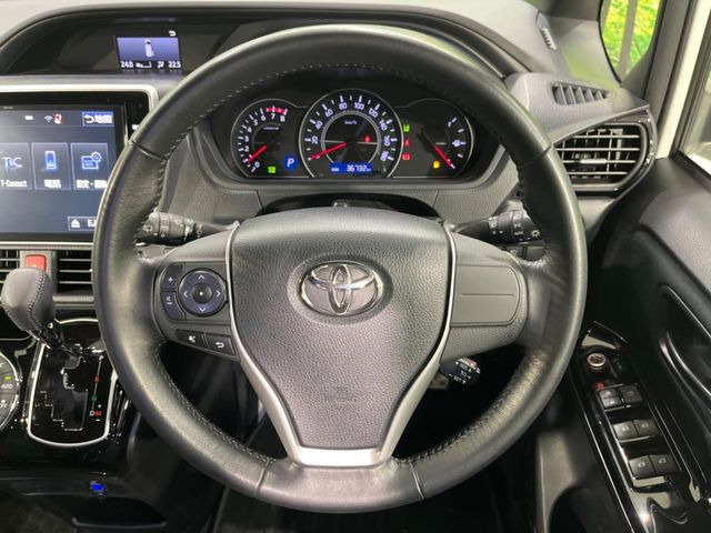 【純正革巻きステアリング】上質な革を使用することで、手にしっかり馴染みとても運転しやすいハンドルです♪