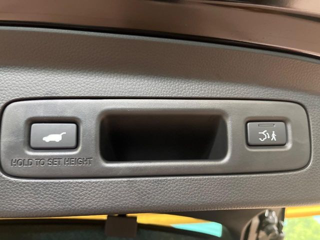 【パワーバックドア】スマートキーや運転席のボタンを押すだけでリアゲートが自動で開閉します!荷物を持っている時や、高い位置にあるバックドアを閉める際に便利な機能です♪