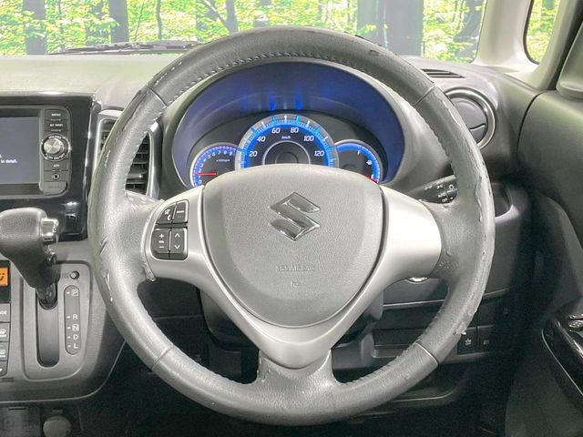 �C���e���A�ɍ��킹���f�U�C���̃X�e�A�����O�́A�^�]�������̂��Ƃ��l���A�^�]���₷���`��A�傫���ł��B�����x�A���ۂɐG���Ă��m���߂��������B