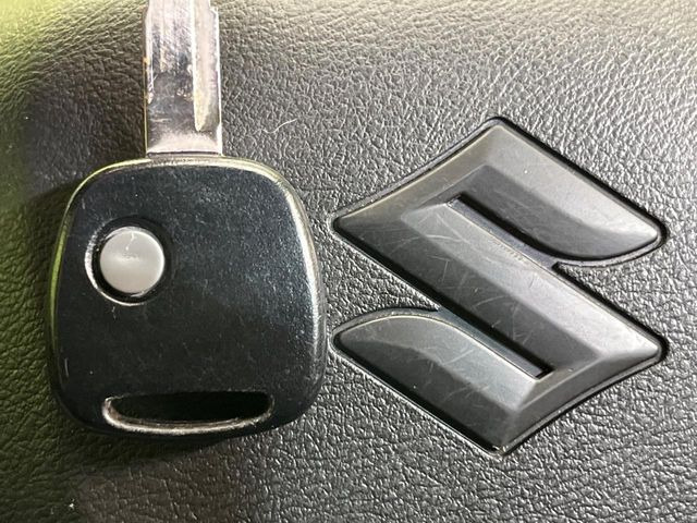 【キーレス】少し離れた場所からでもボタン一つでドアの開錠・施錠ができるのでとっても便利!ドアの鍵穴周りに傷をつけることもありません♪