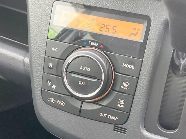 【オートエアコン】一度お好みの温度に設定すれば、車内の温度を検知し風量や温度を自動で調整。暑い&hellip;寒い&hellip;と何度もスイッチ操作をする必要はありません。快適な車内空間には必須の機能ですね♪