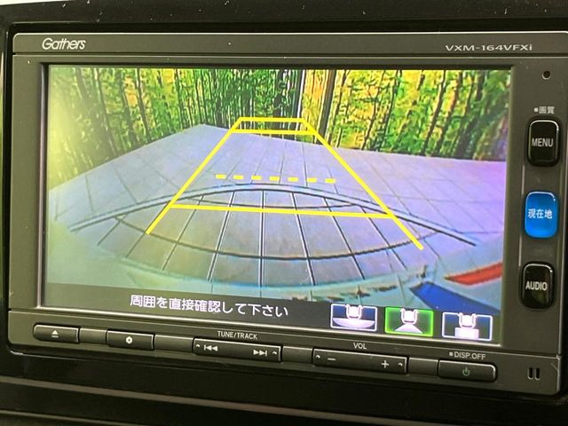 【バックカメラ】駐車時に後方がリアルタイム映像で確認できます。大型商業施設や立体駐車場での駐車時や、夜間のバック時に大活躍!運転スキルに関わらず、今や必須となった装備のひとつです!
