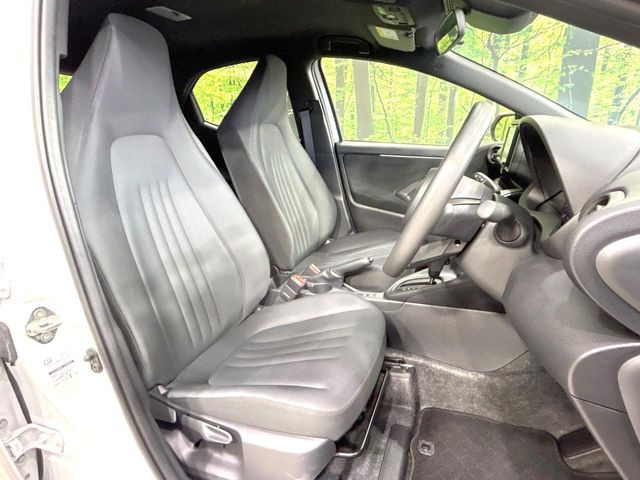 運転席シート廻りは使用感も少なく、良好な状態となっています。前オーナー様が丁寧に使っていたことがよくわかりますね。
