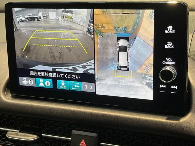 【マルチビューカメラシステム】専用のカメラにより、上から見下ろしたような視点で360度クルマの周囲を確認することができます☆死角部分も確認しやすく、狭い場所での切り返しや駐車もスムーズに行えます。