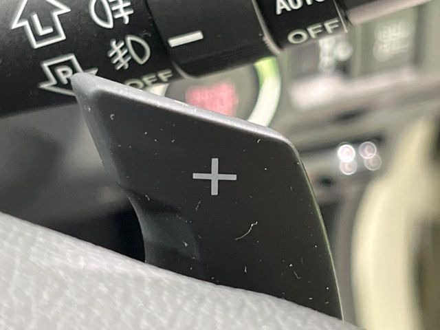 【パドルシフト】ハンドルから手を離さずに素早くシフトアップ&ダウンができるので、エンジンブレーキを使う下り坂や高速道路の合流で加速したい場面で役立ちます。
