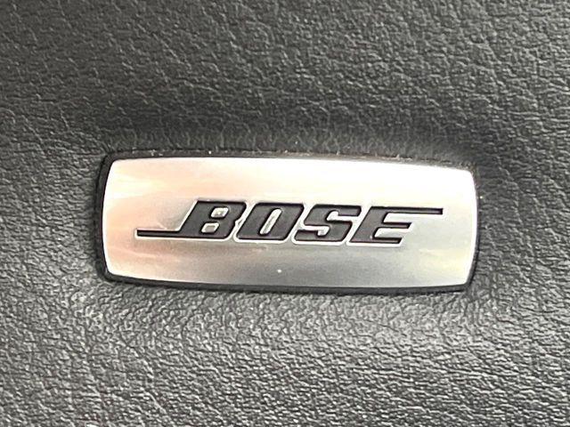【BOSEサウンドシステム】メーカーオプションの高品位サウンドシステムを搭載。専用のチューニングが施された大小様々なスピーカーから良質なサウンドが奏でられ、臨場感あふれる音響空間を演出します。