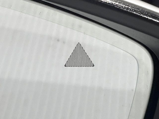 【ブラインドスポットモニタリング】走行中、ドアミラーの死角になりやすい箇所に後続車が接近するとサイドミラー付近に警告を表示、ドライバーに注意喚起をしてくれます。