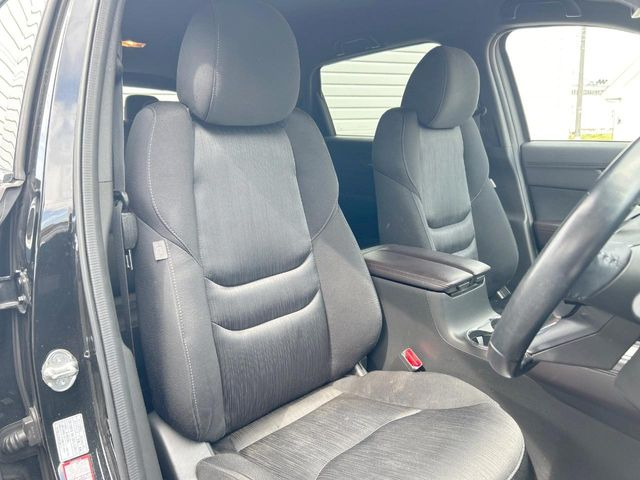 運転席まわりには十分なスペースがあり、大柄な方でもゆったり運転していただける環境です。