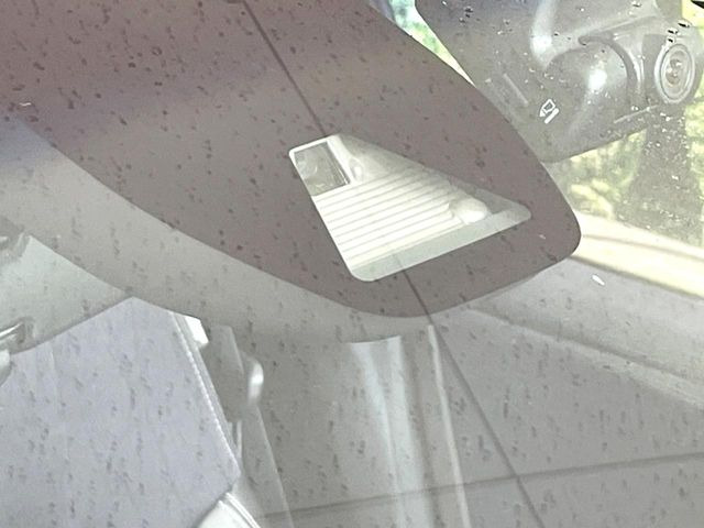 【ホンダセンシング】走行中に前方の車両等を認識し、衝突しそうな時は警報とブレーキで衝突回避と被害軽減をアシスト。より安全にドライブをお楽しみいただけます。