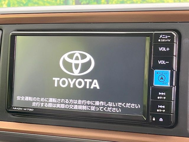 【純正ナビ】人気の純正ナビを装備しております。ナビの使いやすさはもちろん、オーディオ機能も充実!キャンプや旅行はもちろん、通勤や買い物など普段のドライブも楽しくなるはず♪