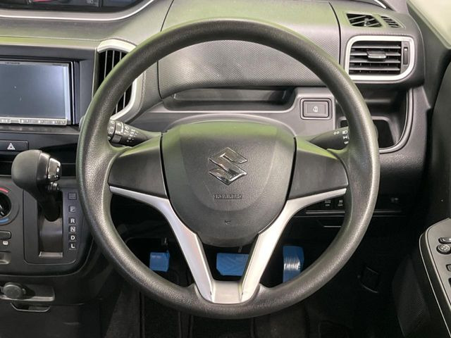 �C���e���A�ɍ��킹���f�U�C���̃X�e�A�����O�́A�^�]�������̂��Ƃ��l���A�^�]���₷���`��A�傫���ł��B�����x�A���ۂɐG���Ă��m���߂��������B
