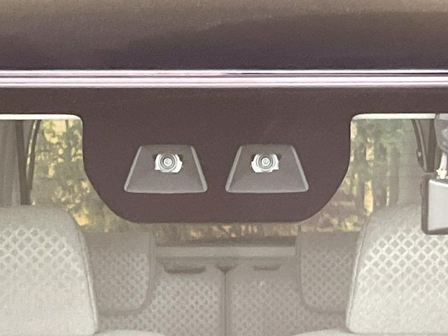【スマートアシスト】走行中に前方の車両等を認識し、衝突しそうな時は警報とブレーキで衝突回避と被害軽減をアシスト。より安全にドライブをお楽しみいただけます。