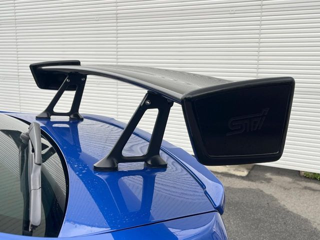 【STIドライカーボンスポイラー】スポーツカーらしさがグッと引き立つ大型リヤスポイラーを装着♪高速走行時のスタビリティ(走行安定性)向上に役立ちます。