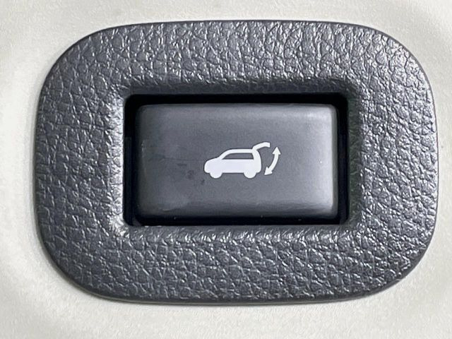 【パワーバックドア】スマートキーや運転席のボタンを押すだけでリアゲートが自動で開閉します!荷物を持っている時や、高い位置にあるバックドアを閉める際に便利な機能です♪