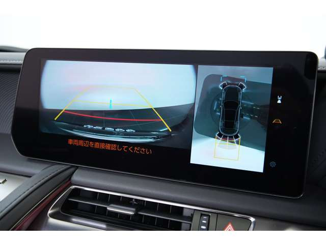 後方確認をサポートするバックカメラを装備。駐車時や狭い場所での取り回しの際も、後方の状況をモニターで確認できるため安心です。LC500のようなワイドなボディでも、スムーズな駐車をサポートします。