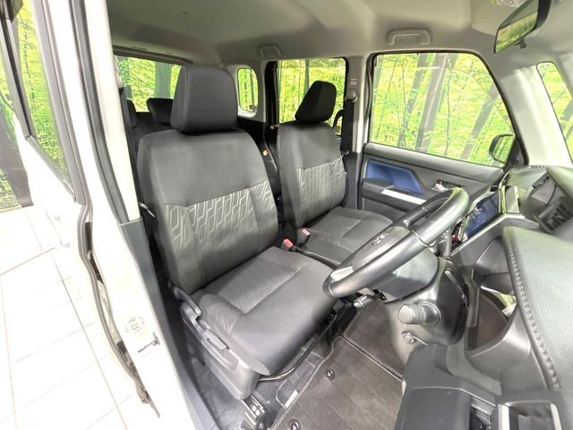 運転席シート廻りは使用感も少なく、良好な状態となっています。丁寧に使われていたことがよくわかりますね。
