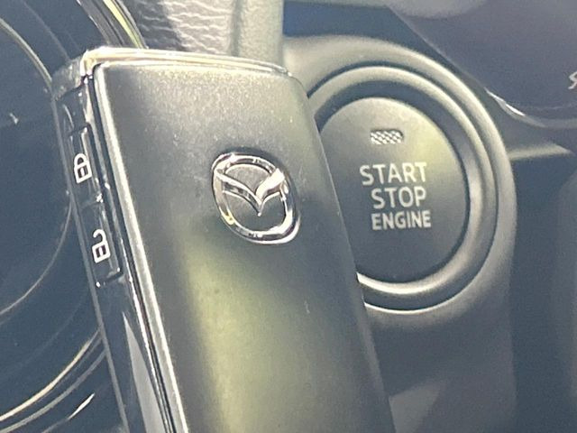 【アドバンストキー】カバンやポケットに入れたままでもドアの施錠・解錠が可能なスマートキーを装備。エンジンのオン・オフ時もカギを取り出す必要が無いからとっても便利です♪