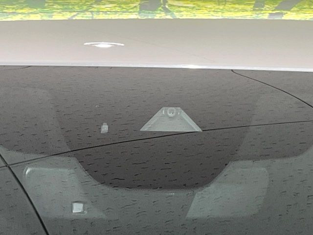 【i-ACTIVESENSE】走行中に前方の車両等を認識し、衝突しそうな時は警報とブレーキで衝突回避と被害軽減をアシスト。より安全にドライブをお楽しみいただけます。