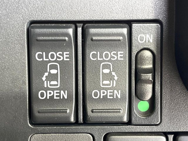 【両側パワースライドドア】スマートキーや運転席のスイッチで後席両側スライドドアの開閉が可能♪電動だから力を入れてドアを開ける必要が無く、小さなお子様でも簡単に開け閉めでき快適です♪